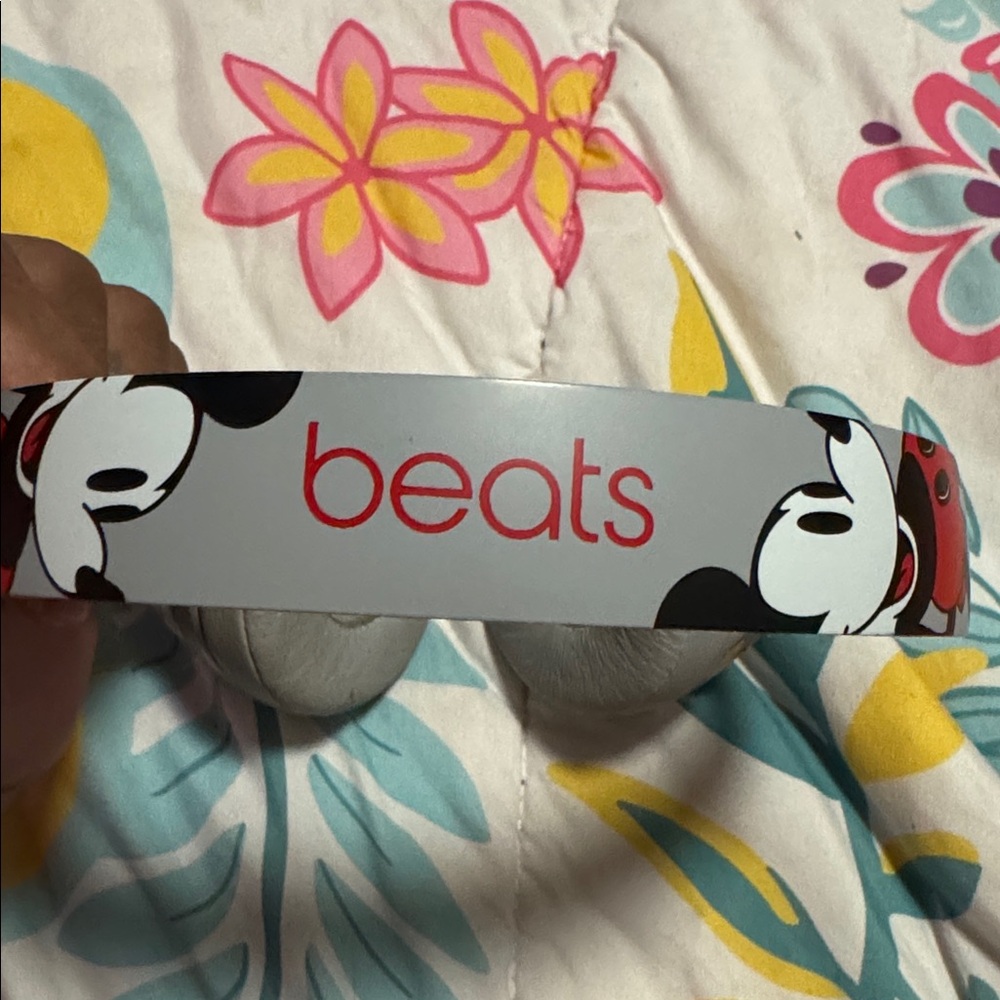 Beats Mickey 90th anniversary headphones - Picture 2 of 11